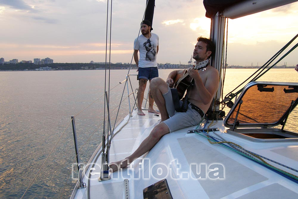 Enlarge photo of rest on sailing yacht Estra Rest on sailing yacht Estra