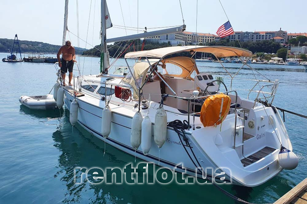 Увеличить фото парусной яхты Легенд у причала Парусная яхта Легенд у причала