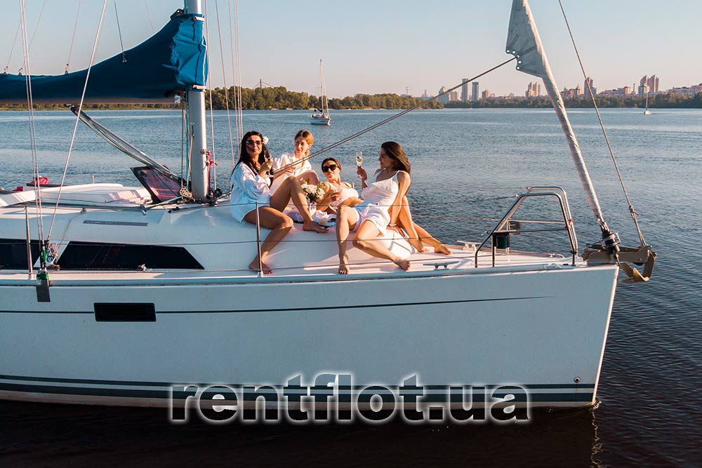 Увеличить фото носовой части парусной яхты Хантер-320 Носовая часть парусной яхты Хантер-320