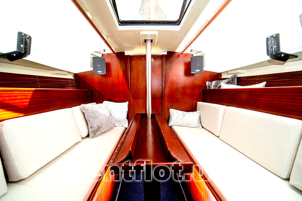 Увеличить фото кают-компании парусной яхты Жанна Кают-компания парусной яхты Жанна