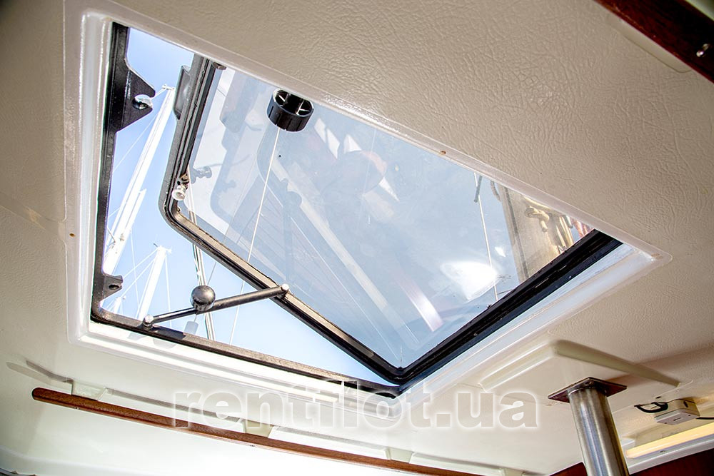 Увеличить фото иллюминатора парусной яхты Жанна Иллюминатор парусной яхты Жанна