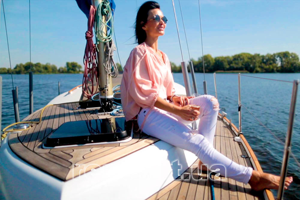 Увеличить фото фотосессии на парусной яхте Жанна Фотосессия на парусной яхте Жанна