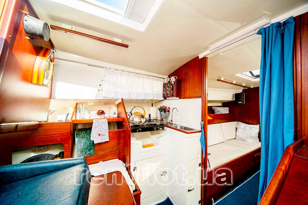 Увеличить фото кухонного уголка парусной яхты Жанна Кухонный уголок парусной яхта Жанна