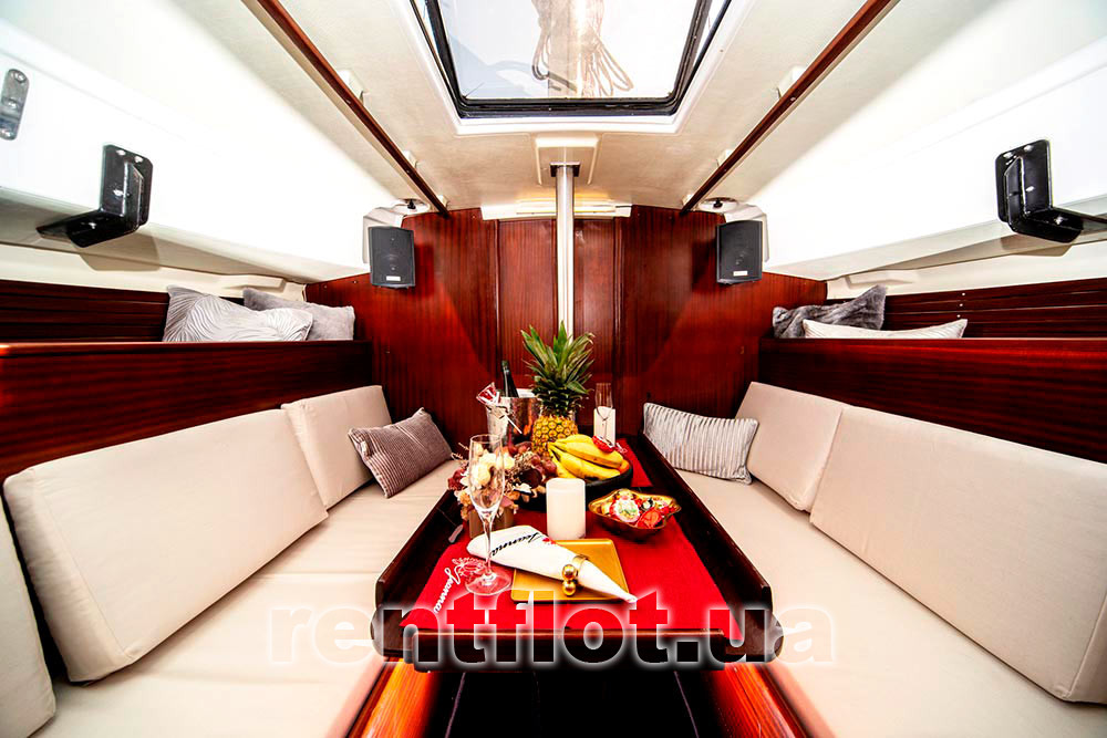 Увеличить фото банкетных мест парусной яхты Жанна Банкетные места парусной яхты Жанна