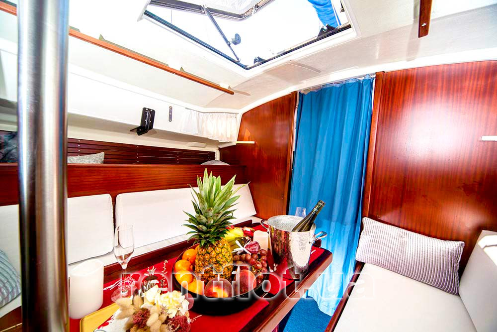 Увеличить фото стола в кают-компании парусной яхты Жанна Стол в кают-компании парусной яхты Жанна