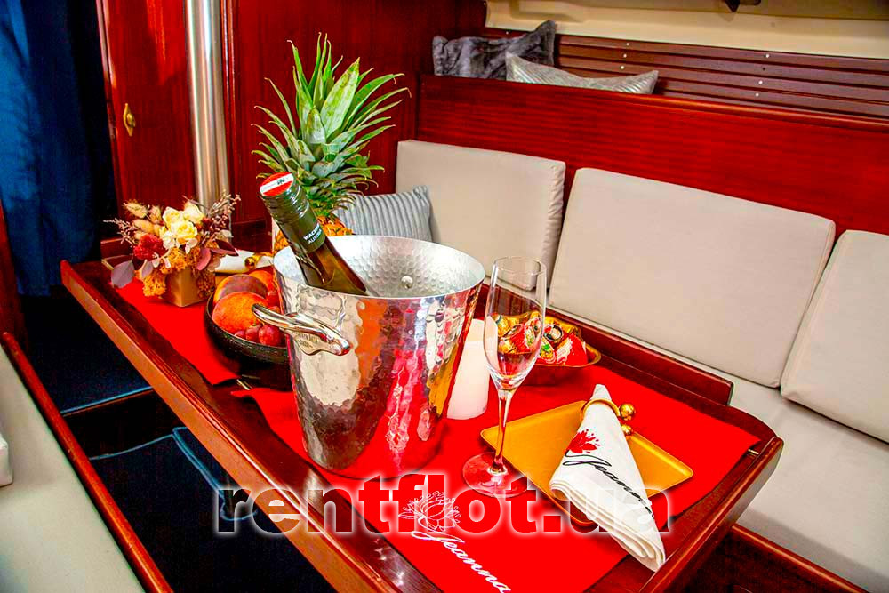 Увеличить фото романтического ужина на парусной яхте Жанна Романтический ужин на парусной яхте Жанна