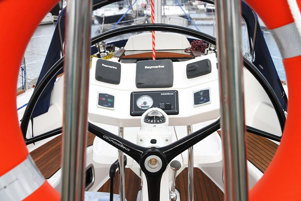 Штурвал і навігаційне обладнання парусної яхти Кобра-33 Ексклюзив