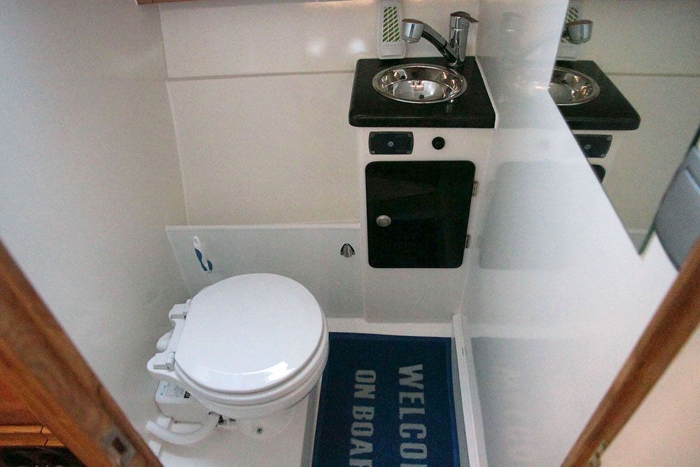 Гальюн парусної яхти Кобра-33 Ексклюзив