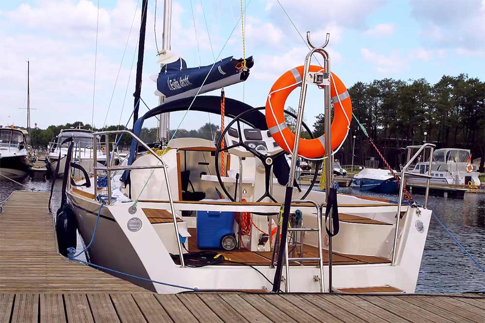 Парусна яхта Кобра-33 Ексклюзив біля причалу