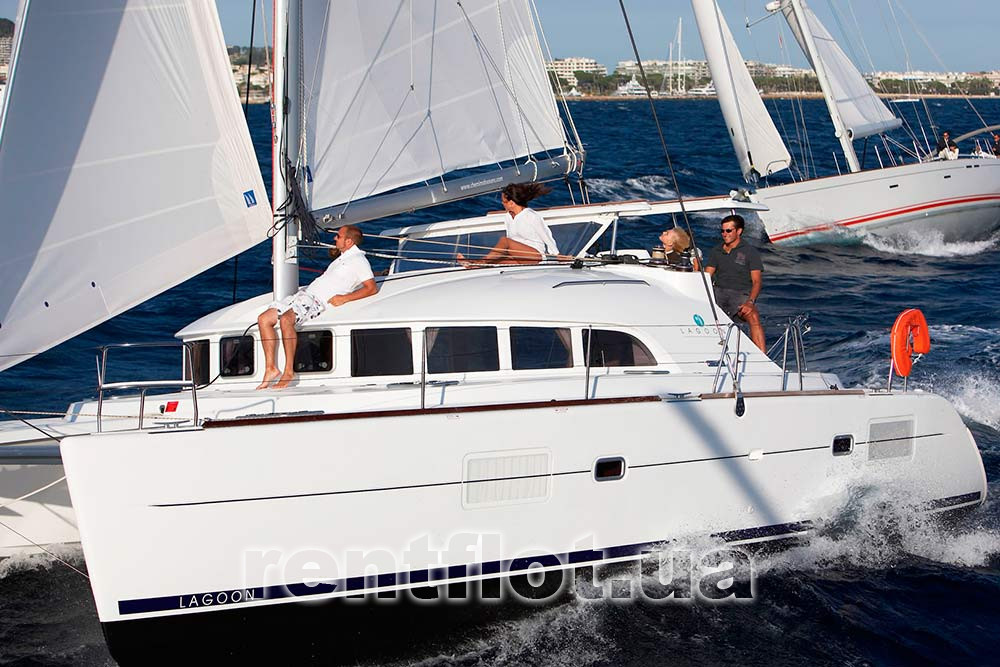 Enlarge photo of the port side of the catamaran Lagun-380 Port side of the catamaran Lagun-380