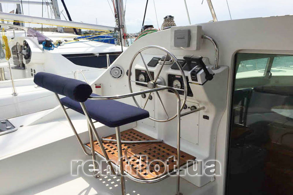 Enlarge photo of the steering wheel of the catamaran Lagoon-410 Steering Wheel Catamaran Lagoon-410