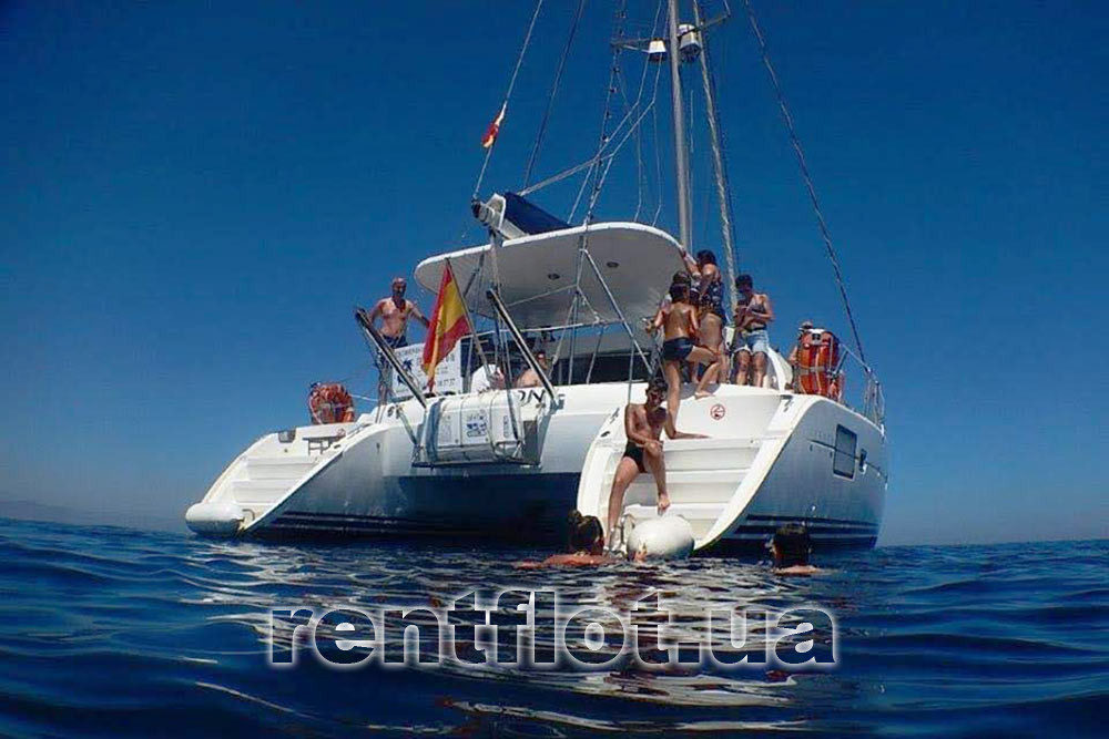 Enlarge photo of launching into the water on the catamaran Lagoon-410 Launching on the catamaran Lagoon-410