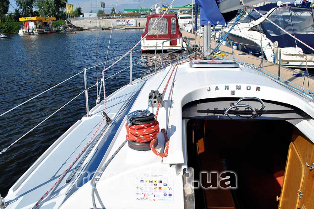 Збільшити фото маркування виробника на пару яхте Янмор Марка виробника на парусній яхті Янмор