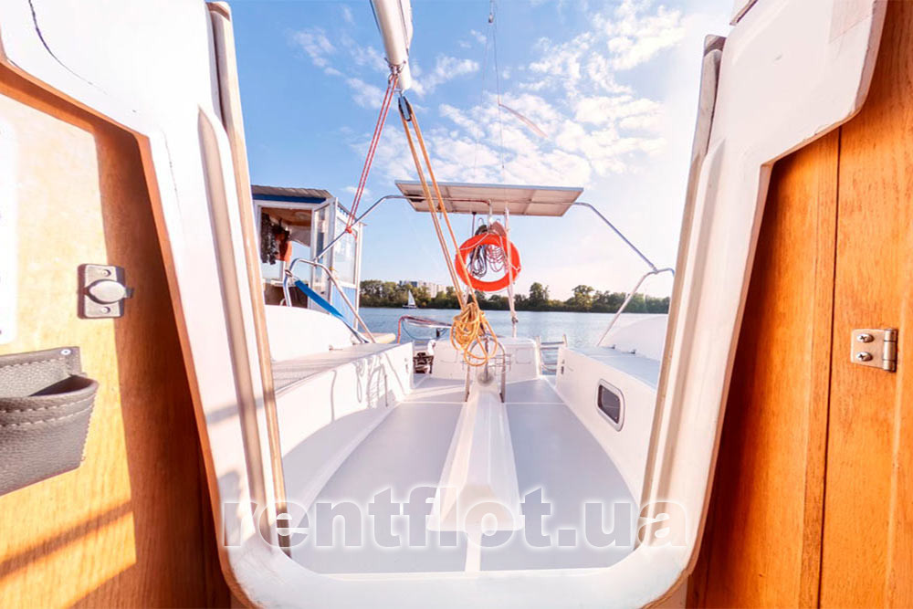 Збільшити фото вида кокпіта з кают-компанії парусної яхти Янмор Вид кокпіта з кают-компанії парусної яхти Янмор