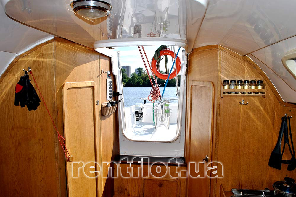 Збільшити фото виходу на палубу з кают-компанії парусної яхти Янмор Вихід на палубу з кают-компанії парусної яхти Янмор