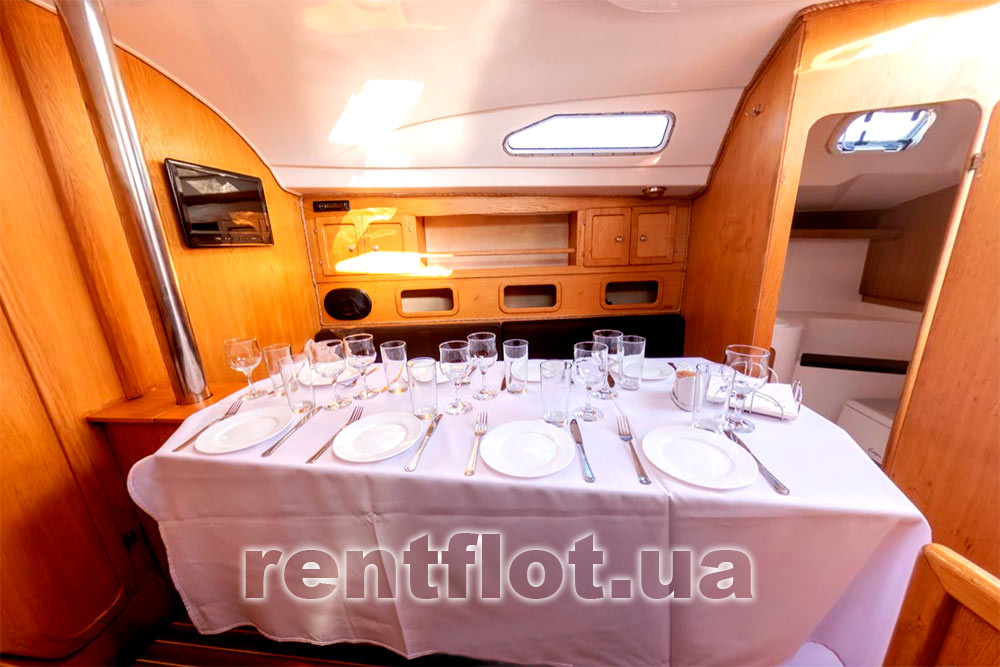 Збільшити фотобанк у кают-компанії парусної яхти Янмор Банкет в кают-компанії парусної яхти Янмор