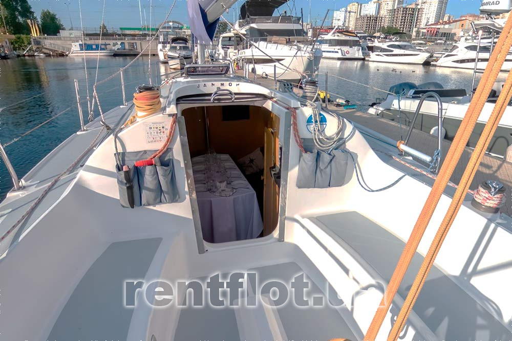 Збільшити фото входу в кают-компанію парусної яхти Янмор Вхід в кают-компанию парусної яхти Янмор