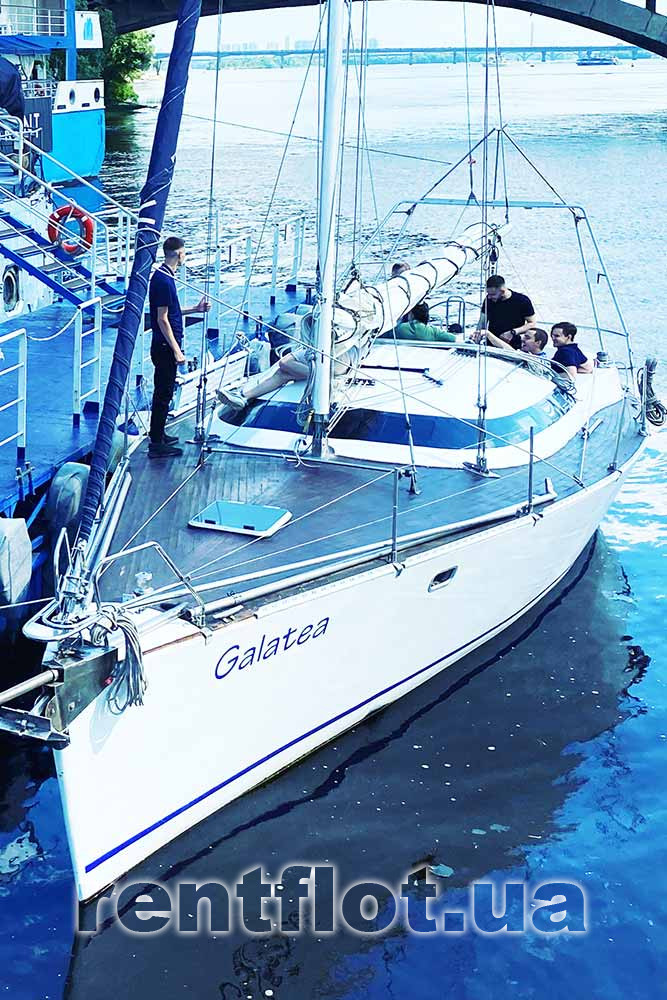 Enlarge photo of the bow of sailing yacht Miami The bow of a sailing yacht Miami