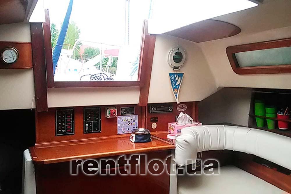 Увеличить фото кают-компании парусной яхты Орион Кают-компания парусной яхты Орион