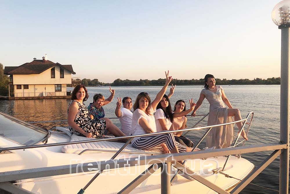 Enlarge photo of guests on the bow of motor yacht Sea Line-33 Guests on the bow of the motor yacht Sea Line-33