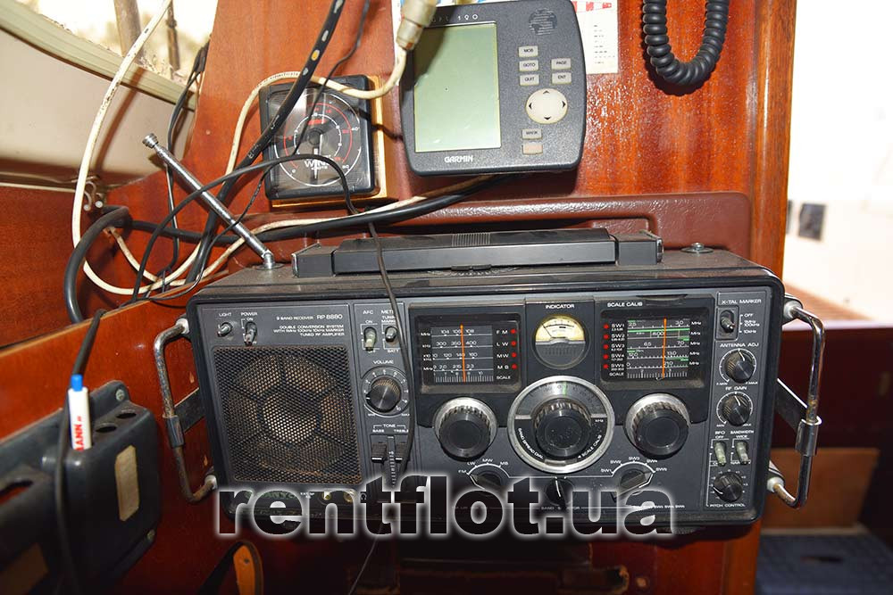 Радіокерування в кают-компанії парусної яхти Сімплі Ред