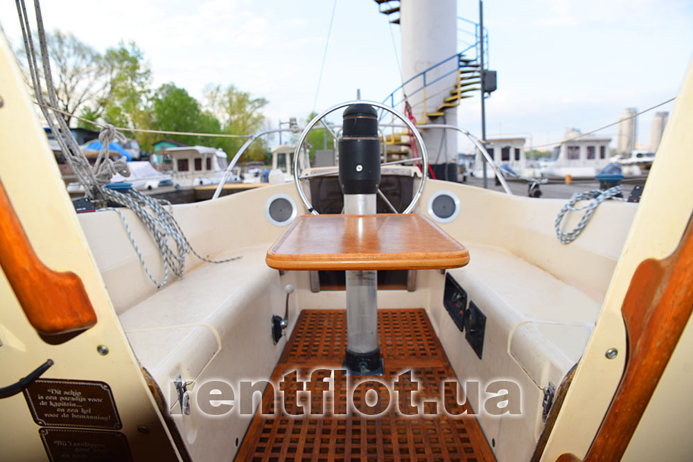 Стіл на кокпіті парусної яхти Сімплі Ред