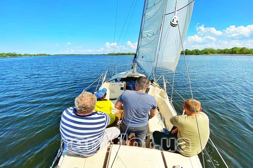 Збільшити фото носової частини парусної яхти Сімплі Ред Носова частина парусної яхти Сімплі Ред