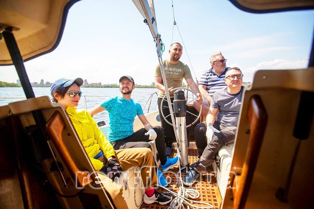 Збільшити фото відпочинку на кокпіті парусної яхти Сімплі Ред Відпочинок на кокпіті парусної яхти Сімплі Ред