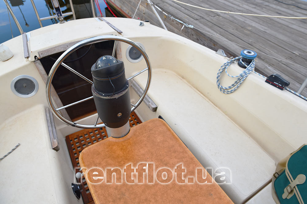 Кокпіт парусної яхти Сімплі Ред