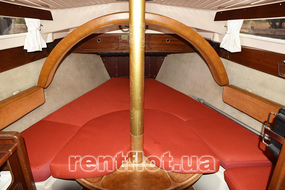 Спальне місце, яке трансформується в стіл в кают-компанії парусної яхти Сімплі Ред