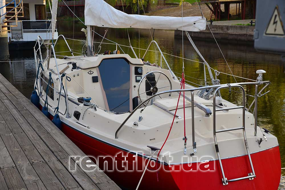 Вигляд ззаду парусної яхти Сімплі Ред