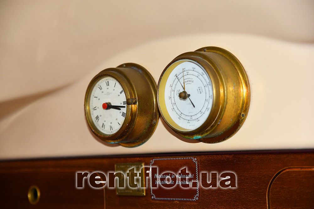 В кают-компанії парусної яхти Сімплі Ред