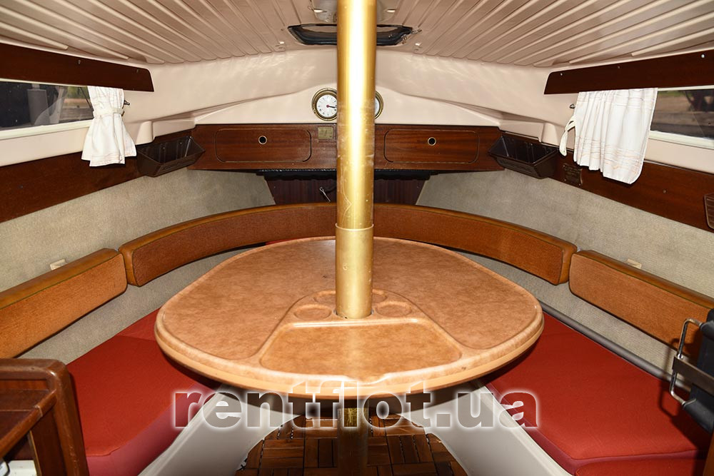 Кают-компанія парусної яхти Сімплі Ред