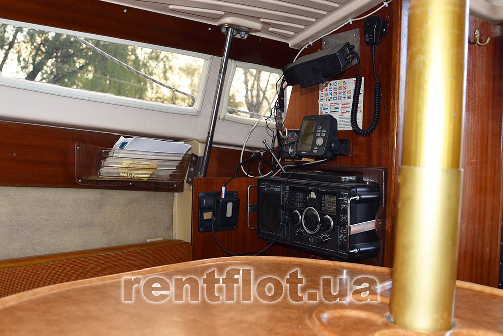 Стіл в кают-компанії парусної яхти Сімплі Ред