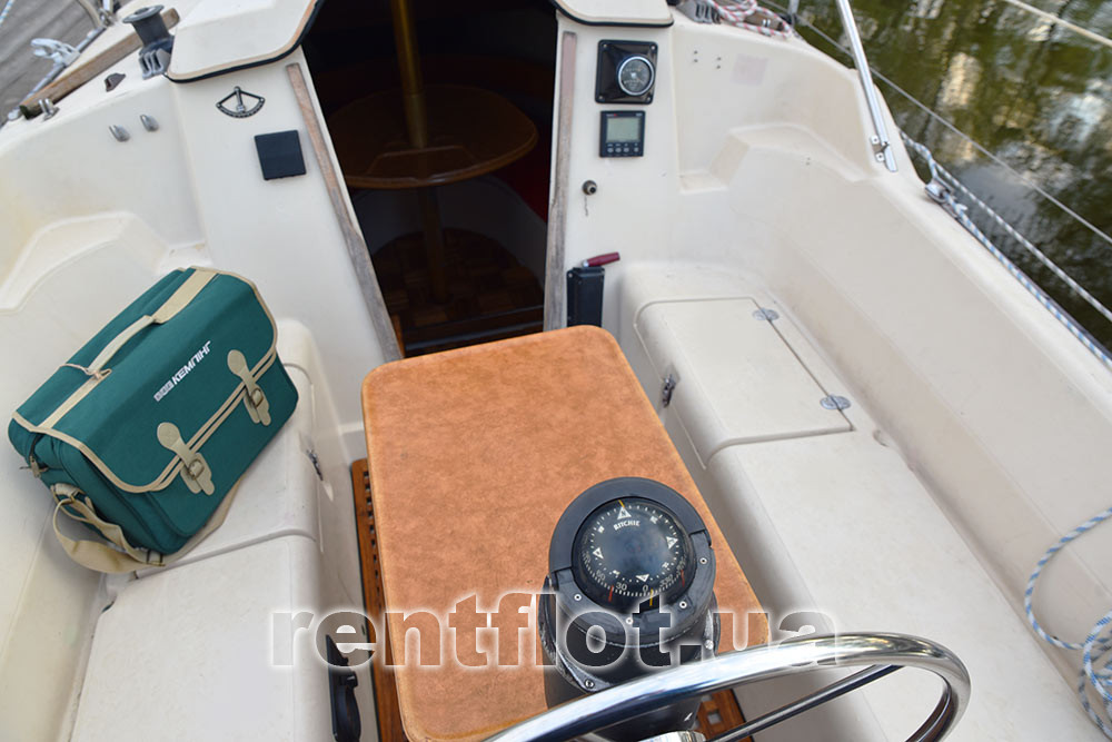 Центральний кокпіт парусної яхти Сімплі Ред