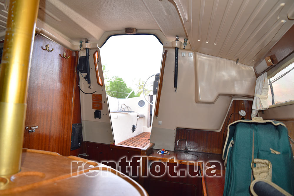 Вхід в кают-компанію парусної яхти Сімплі Ред