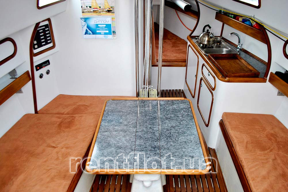 Увеличить фото стола в кают-компании яхты Александра Стол в кают-компании яхты Александра