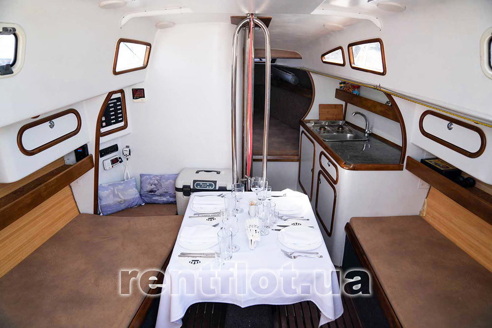 Засервированный стол в кают-компании яхты Александра