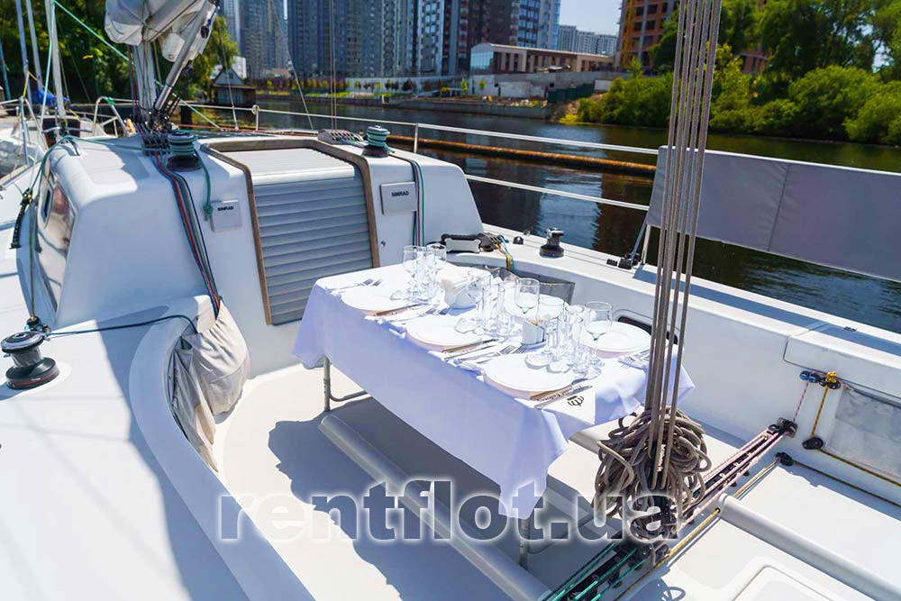 Засервированный стол в кокпите яхты Александра