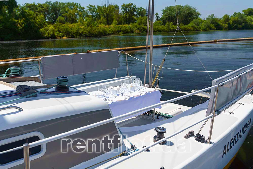 Стол на кокпите яхты Александра