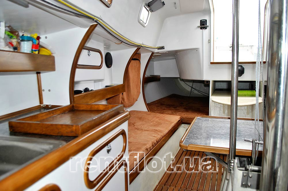 Увеличить фото спального места в кают-компании яхты Александра Спальное место в кают-компании яхты Александра