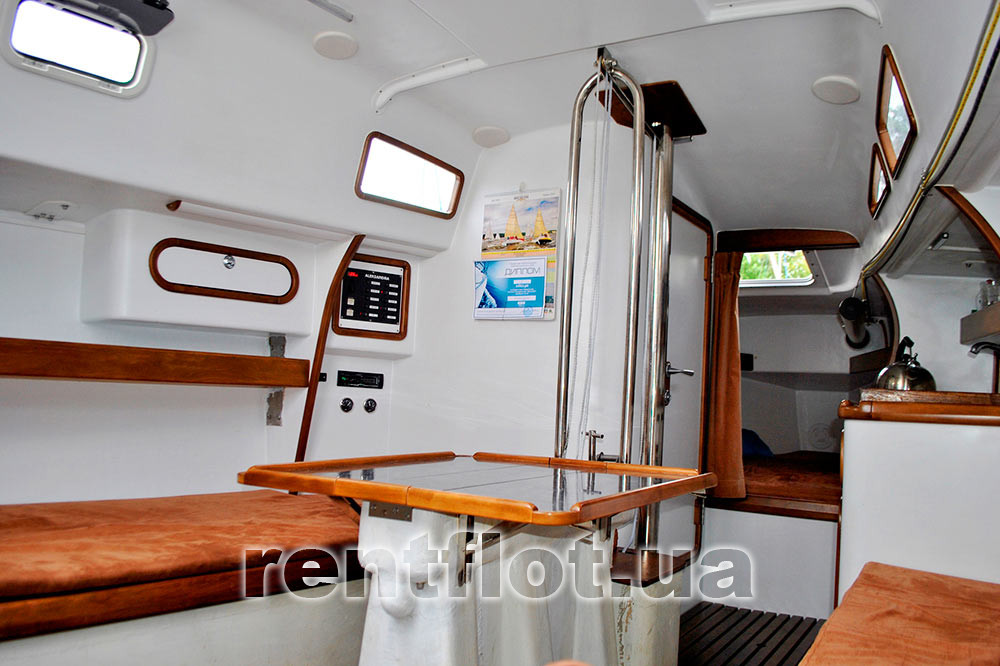 Увеличить фото кают-компании яхты Александра Кают-компания яхты Александра