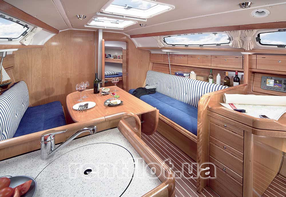 Банкетная зона кают-компании парусной яхты Бавария-33 Александер