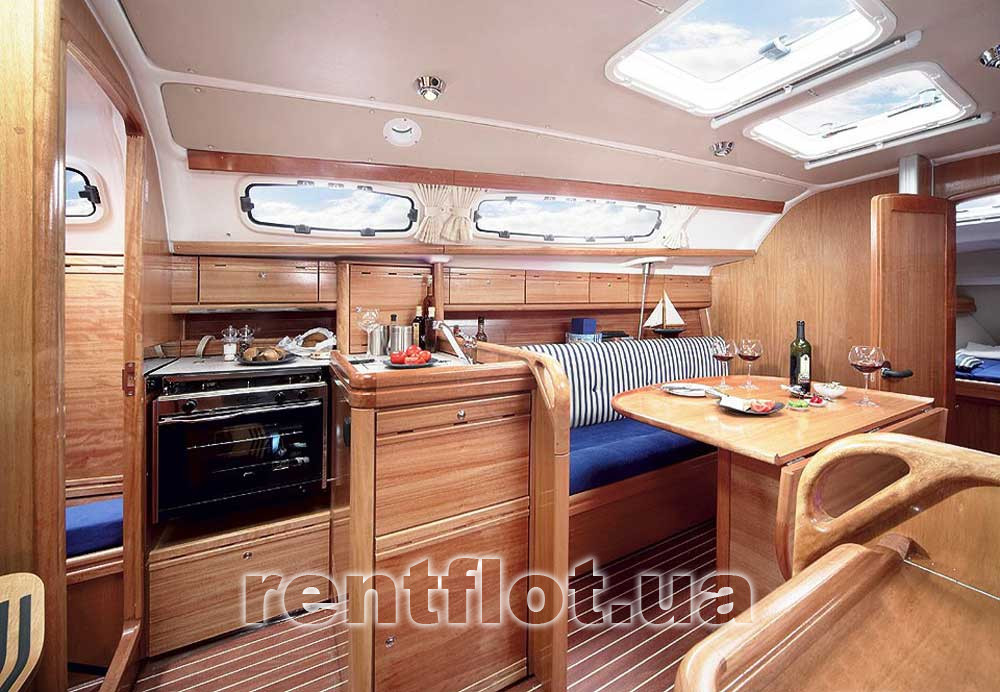 Кают-компания парусной яхты Бавария-33 Александер при дневном освещении