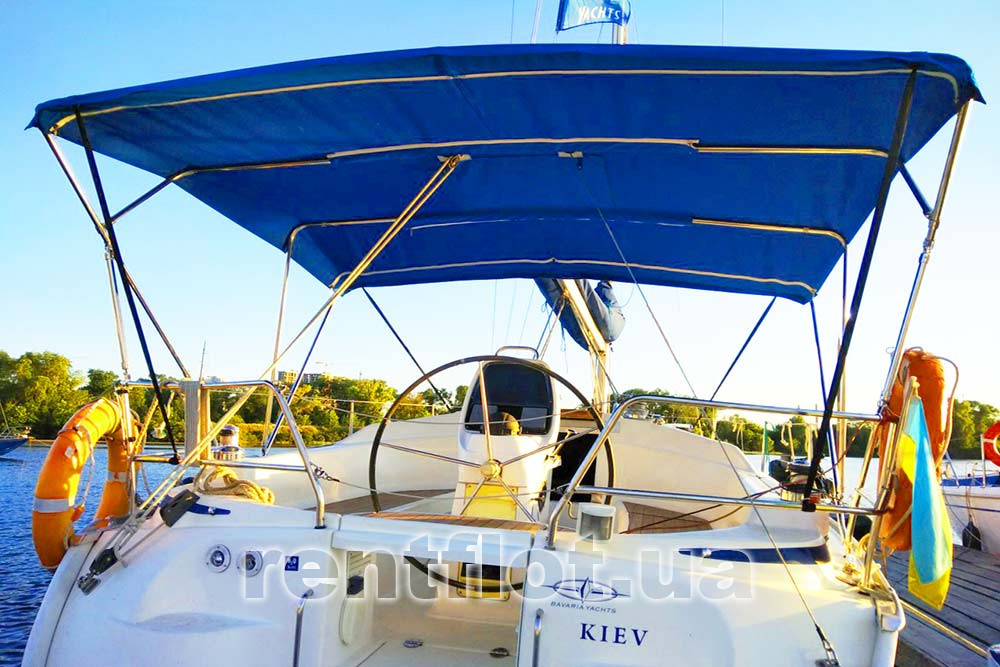 Тент от солнца и дождя на парусной яхте Бавария-33 Александер