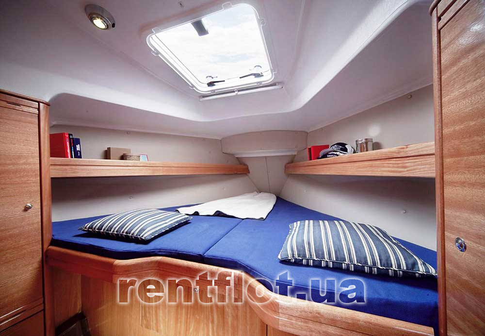 Носовая каюта парусной яхты Бавария-33 Александер