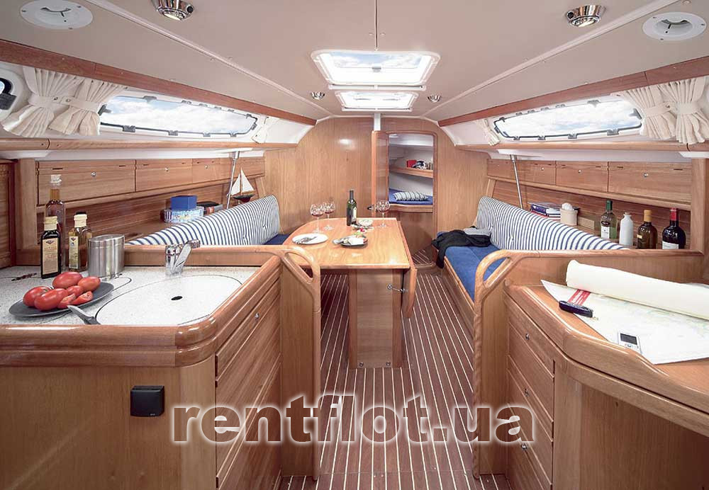 Кают-компания парусной яхты Бавария-33 Александер