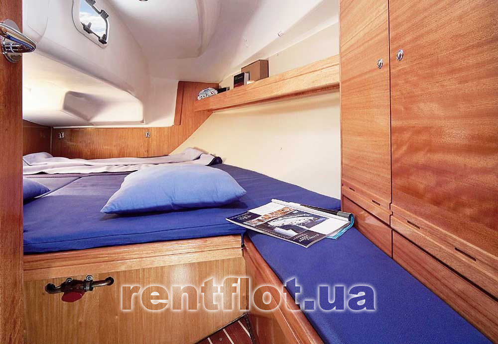 Кормовая каюта парусной яхты Бавария-33 Александер