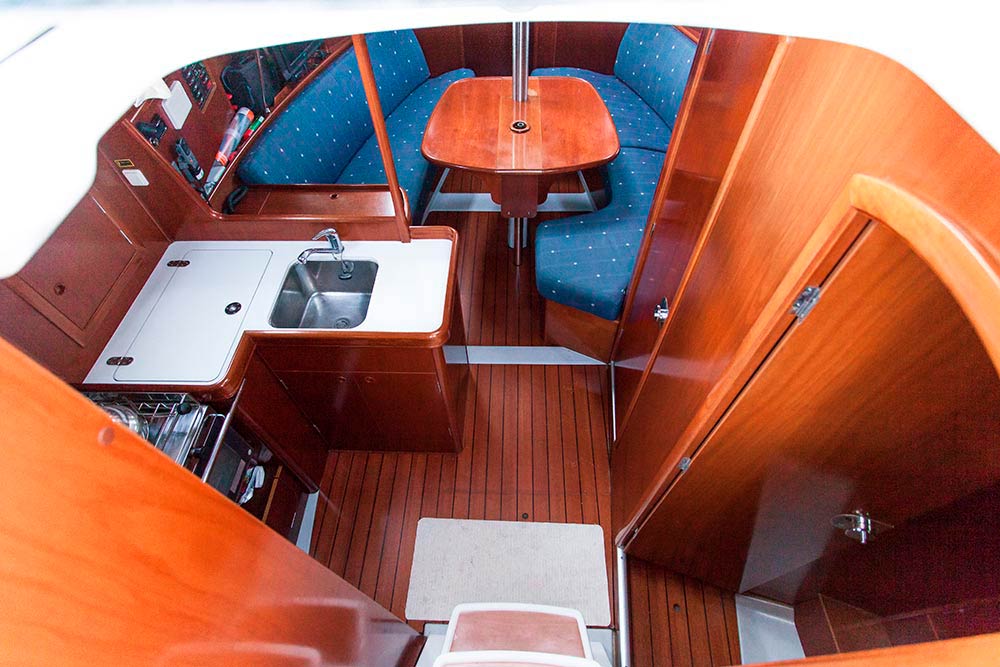 Enlarge photo of the entrance to the saloon of sailing yacht Benetu-331 Ksenia Entrance to the saloon of sailing yacht Benetu-331 Ksenia