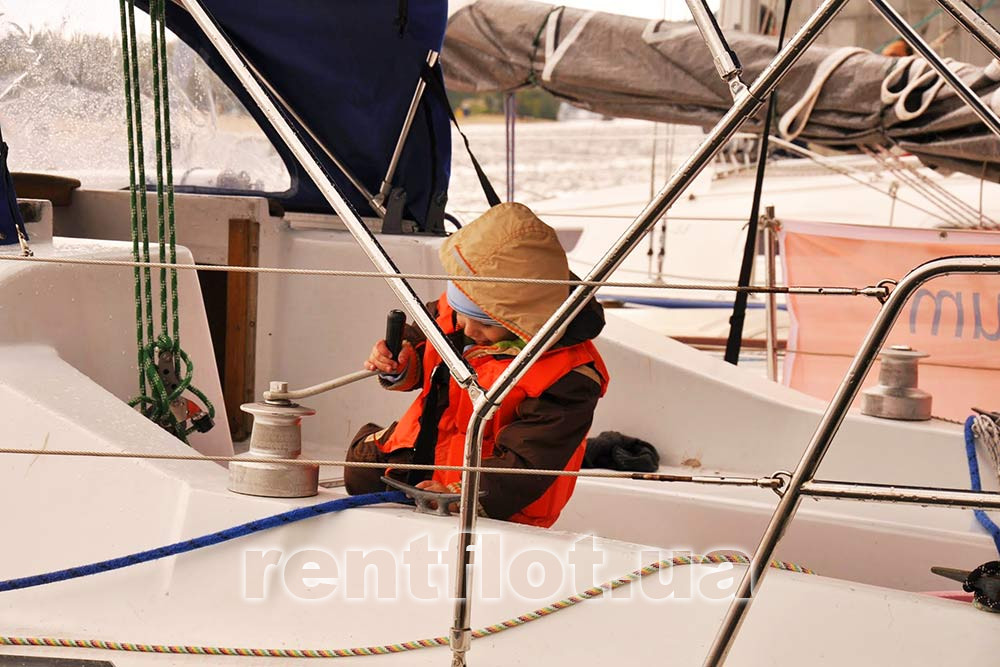 Юный яхтсмен на парусной яхте Диамант